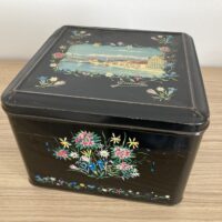 Boite noire et fleurie en métal avec une représentation de Grenoble - Crédit photo Un Amour de Lin ®