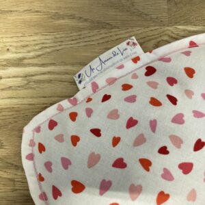 Bouillotte sèche Modèle « Le Coeur » – Tissu AMOUR fond blanc