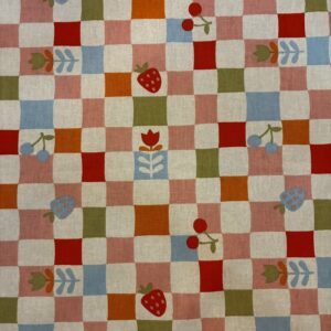 Tissu damier rose, vert, bleu, blanc, orange avec quelques motifs cerises, fraises, fleurs, cœurs.