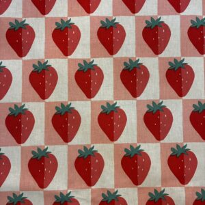 Tissu à grands carreaux rouge pâle et blanc avec des fraises
