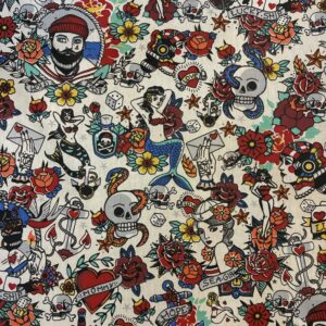 Tissu fond blanc, imprimé de dessins type tatouages matelot, sirene, tête de mort, coeur. Notes de rouge et bleu.