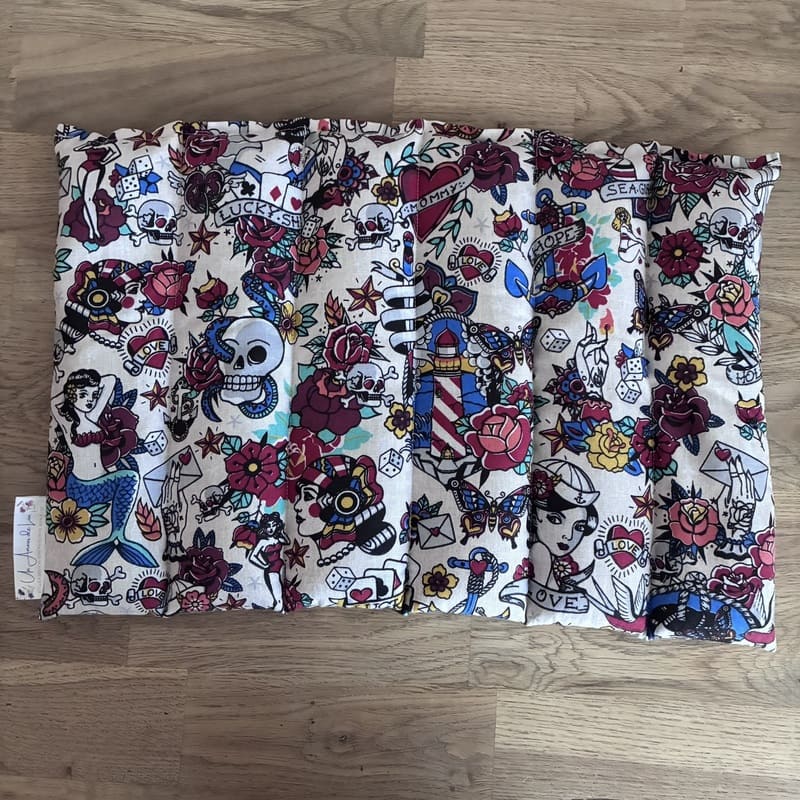 Bouillotte sèche aux graines de lin - Modèle MAXI - Tissu TATTOO LUCKY LOVE - Un Amour de Lin®